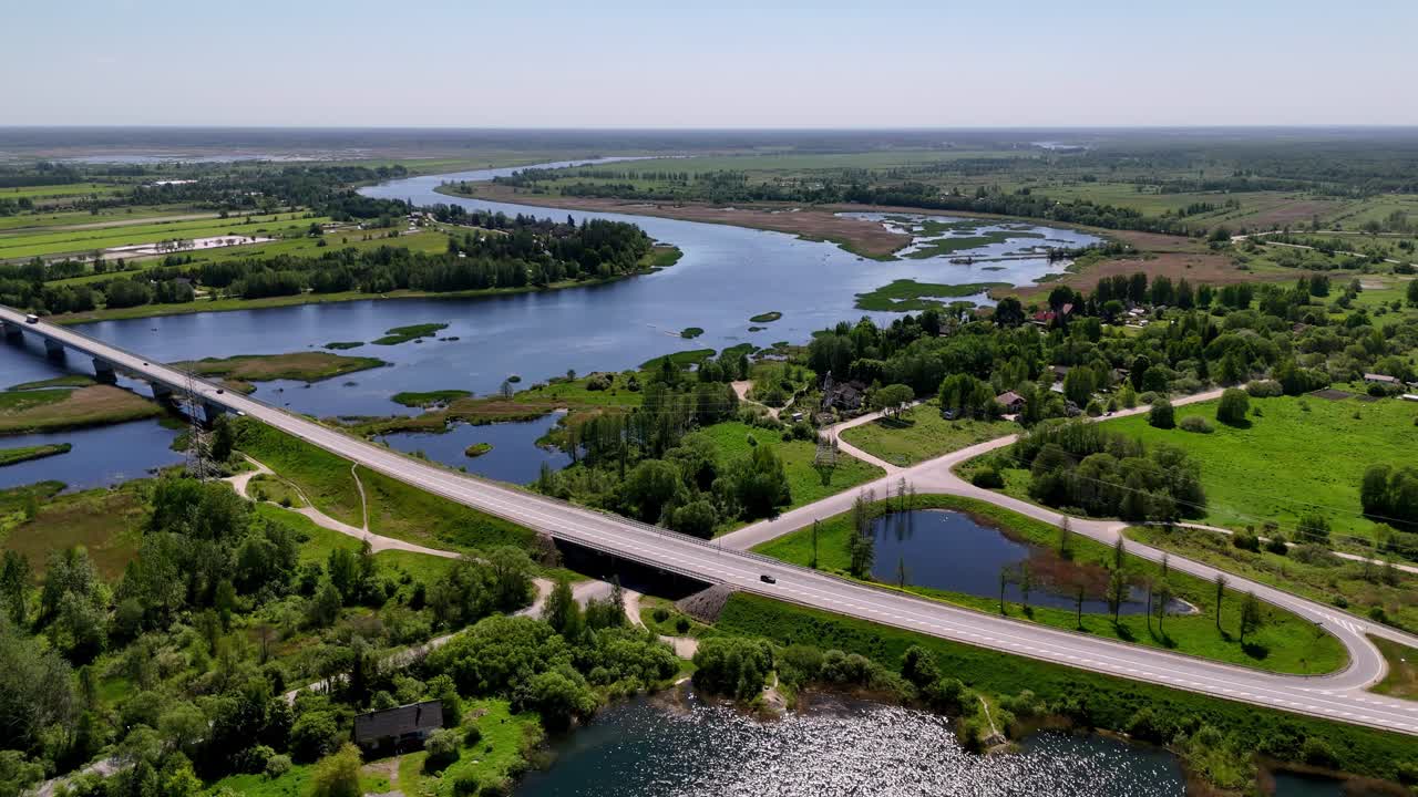 Panoramica del ponte di Lielupe sul fiume a Jurmala, Lettonia