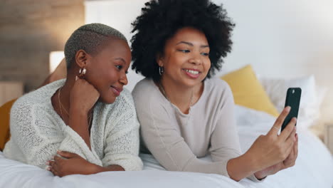 Feliz,-Amigos-Y-Selfie-Con-Teléfono-En-La-Cama