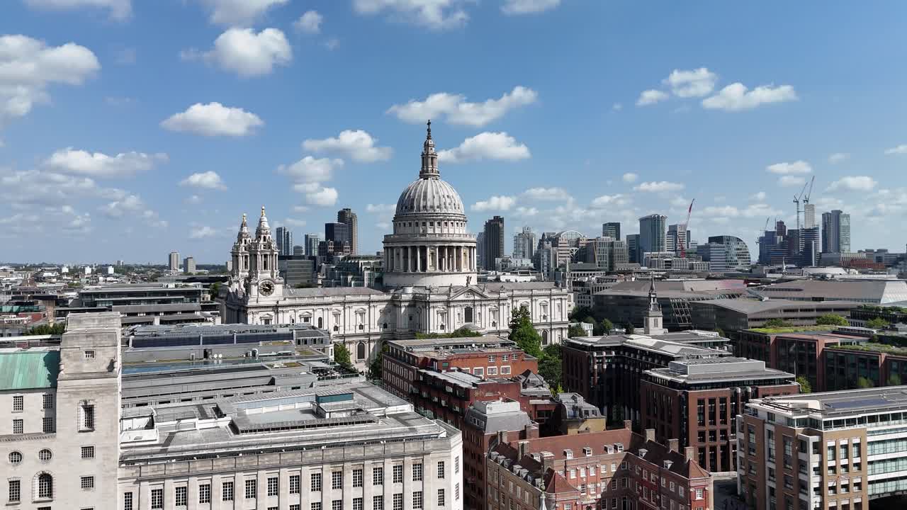Aerial drone ascent from bustling London streets, revealing the iconic dome of St Paul’s Cathedral against a stunning city skyline. Perfect for travel, architecture, and cinematic projects