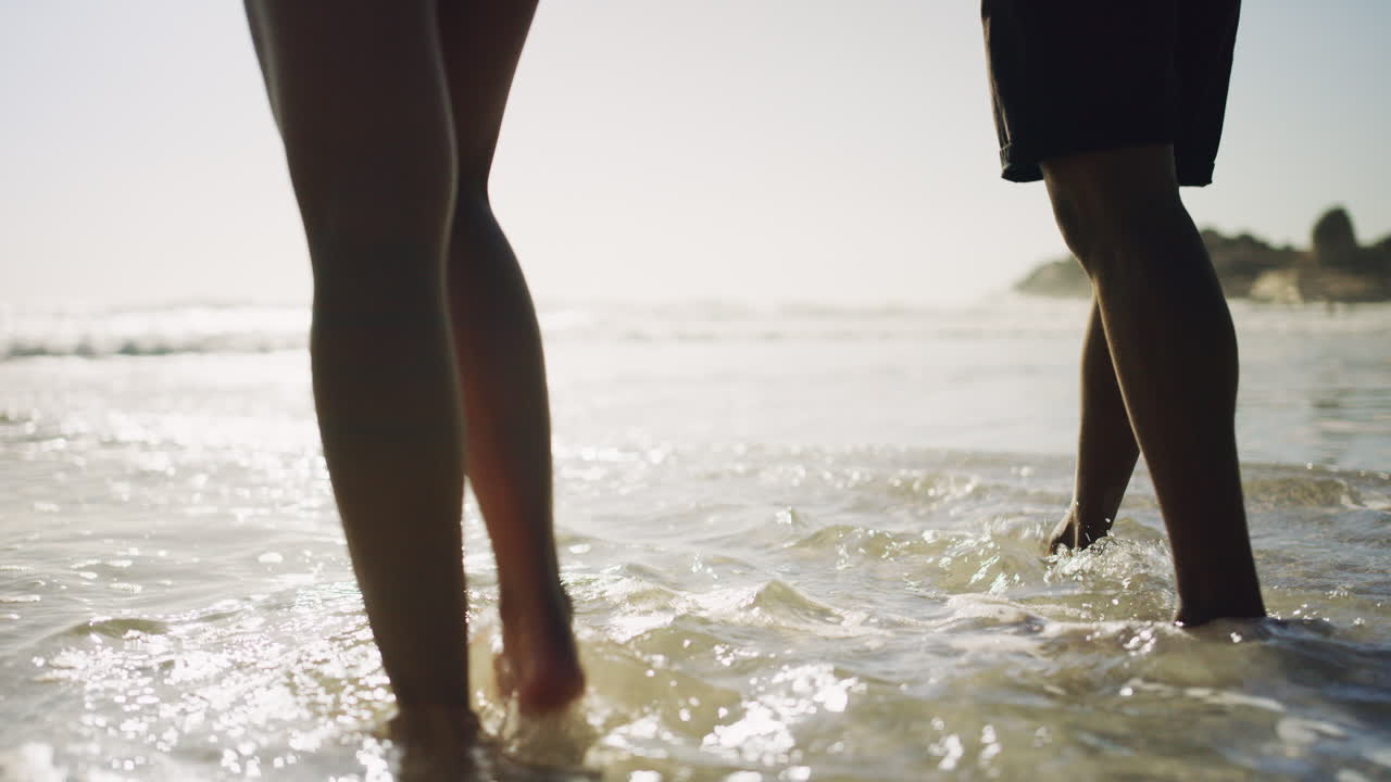 abrazar un hermoso día yendo a la playa