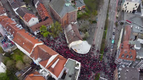 widok z drona: publiczność i fani klubu piłkarskiego fck maszerują do barów starego miasta z piwem