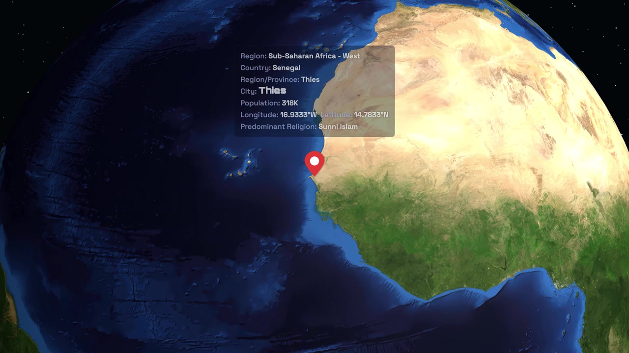 Un globo digitale ruota e ingrandisce su Thies, Senegal, mostrando punti dati demografici regionali.