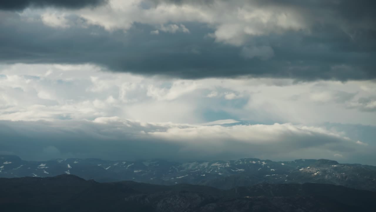 densas y pesadas nubes blancas llevadas por el fuerte viento, rodan sobre la costa cubierta de bosques del fiordo de hardanger
