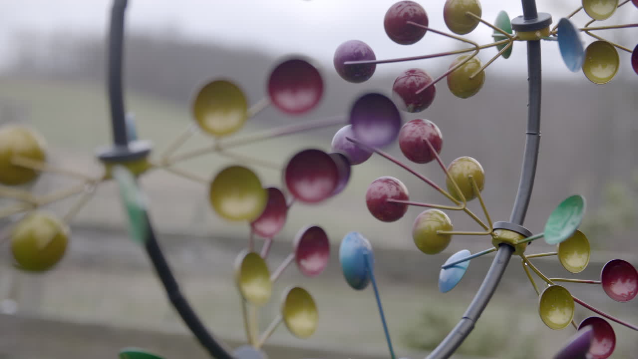 두 방향으로 회전하는 특이한 3d 금속 바람개비