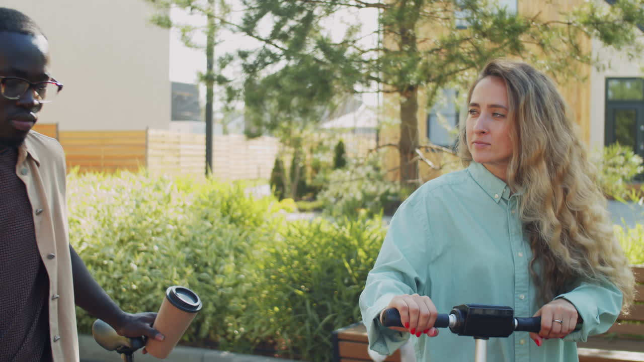 흑인 남자 와 백인 여자 가 공원 에서 일어나서 말 하고 있다