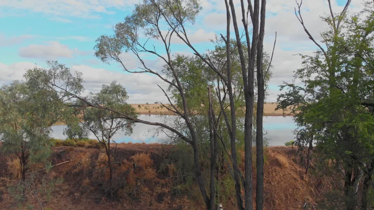 Tubería de agua alimentando un estanque en el interior de Emerald, Queensland, Australia