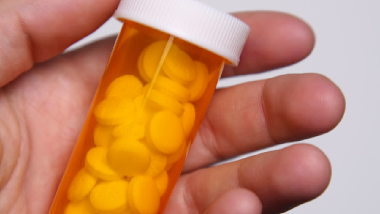 사람이 흰색 배경에 빌 병을 처리