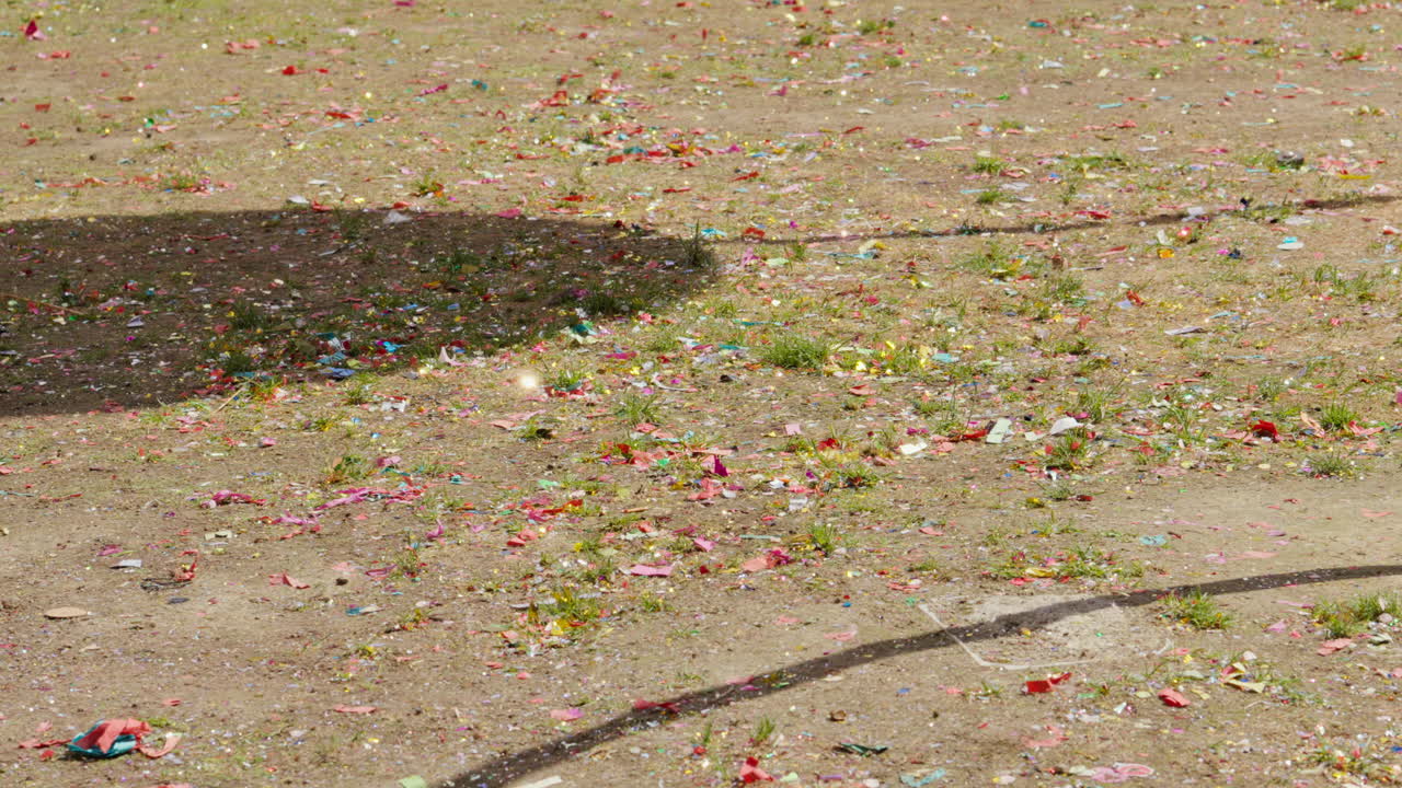 축제 후 땅 에 어져 있는 콘페티