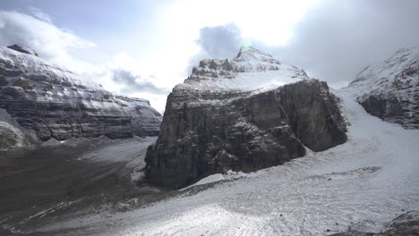 llanura de seis glaciares parque nacional banff, canadá, hielo y nieve entre colinas montañosas, inclinación hacia abajo, vista amplia, fotograma completo