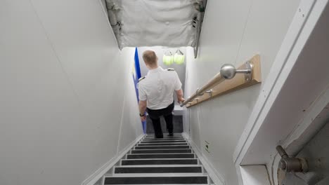 capitán, baje las escaleras y entre en la sala de máquinas de la nave.