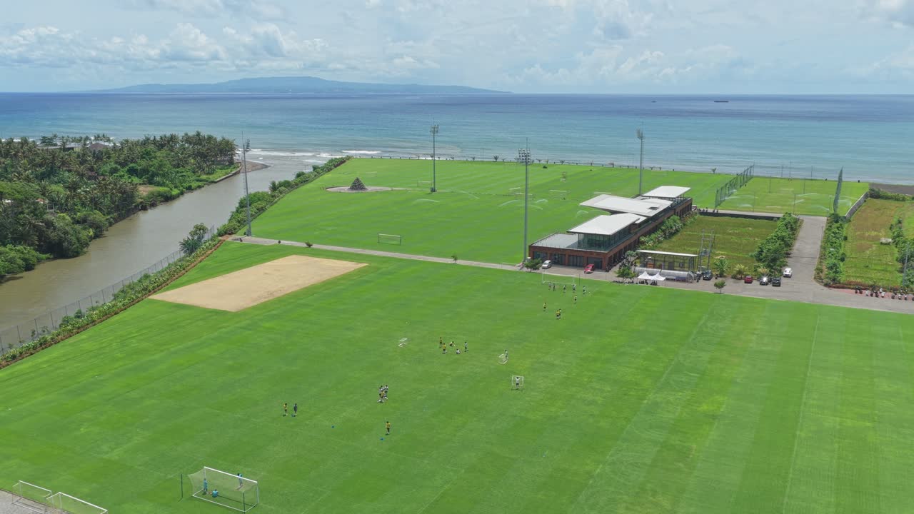 Pemandangan udara lapangan sepak bola pusat pelatihan Bali United