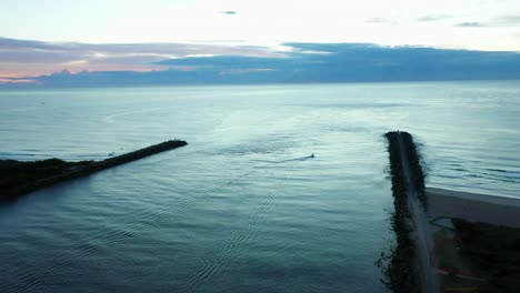 Barco-Solitario-Se-Aventura-Al-Amanecer,-Vía-Marítima-De-La-Costa-Dorada,-Hora-Azul,-Amanecer