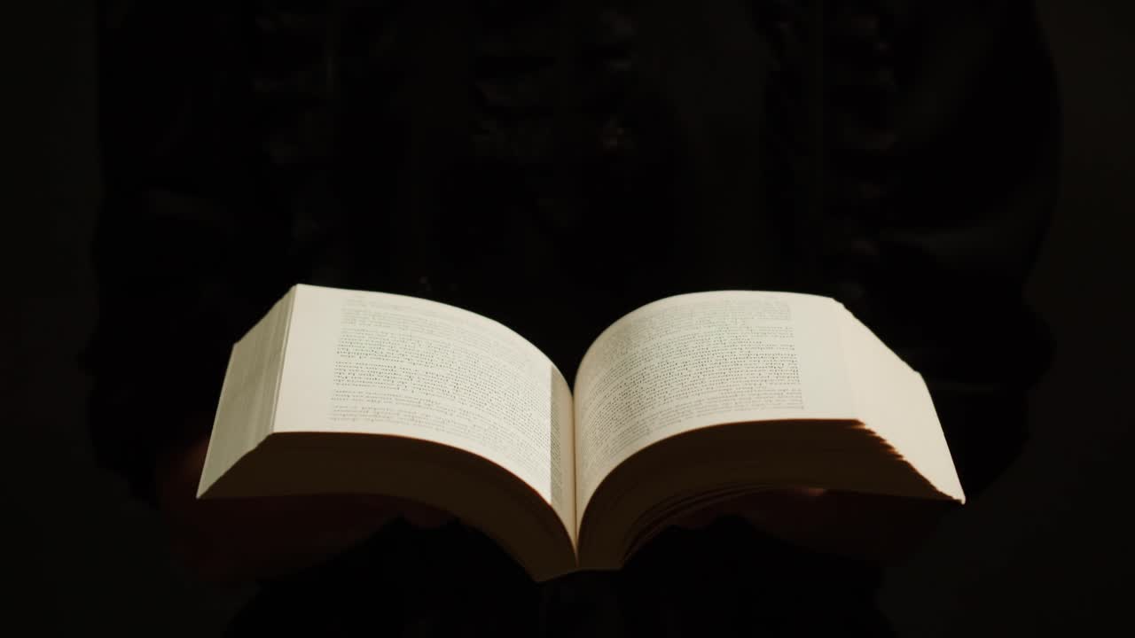 Donna che scuote la polvere da un libro