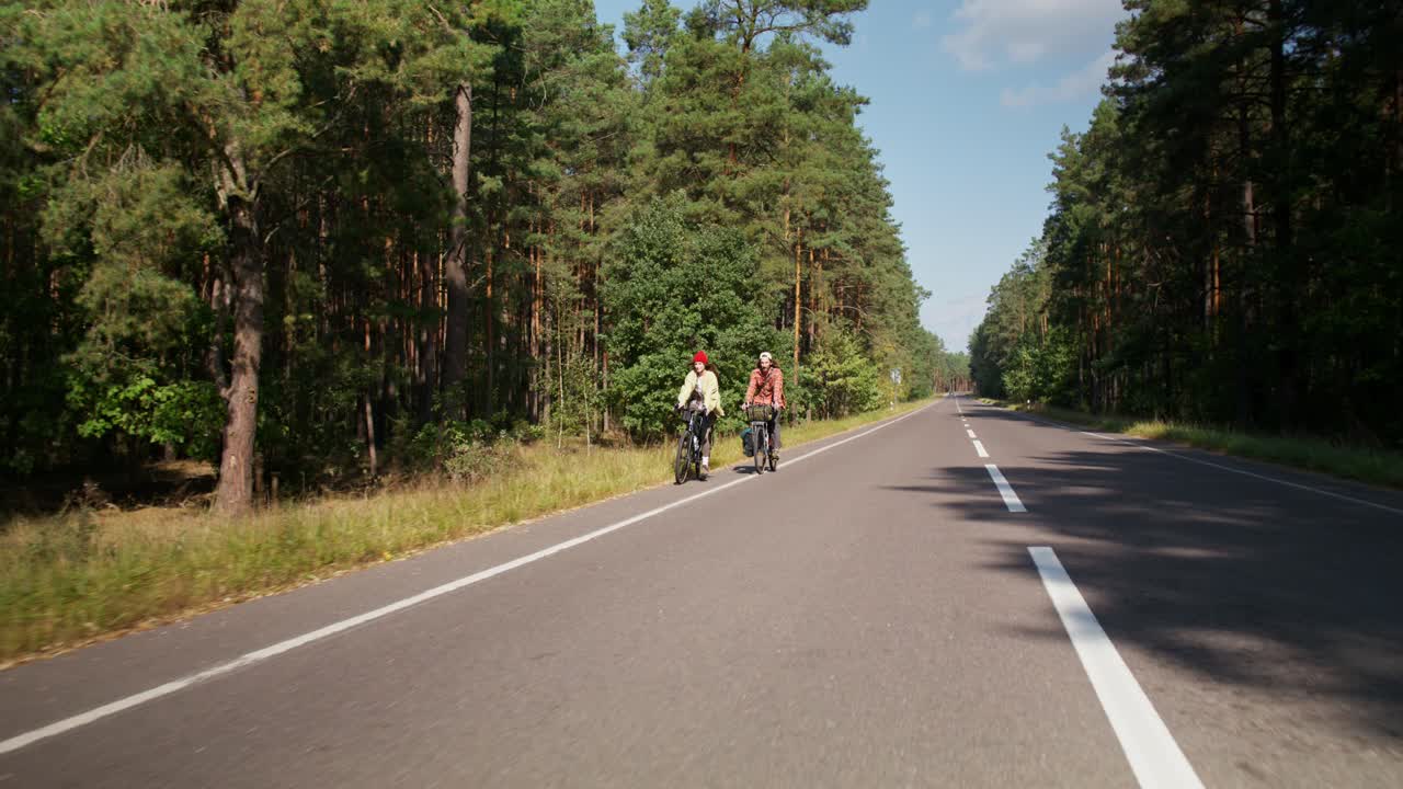 이 숲 을 가로질러 자전거 를 타고 있다