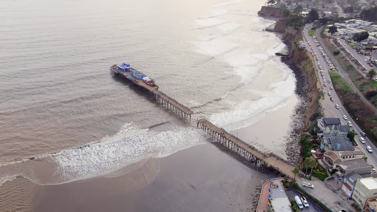 muelle de capitola wharf destruido después de una fuerte tormenta en california
