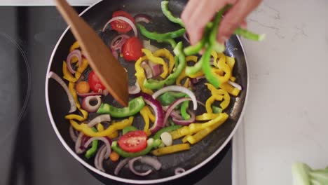 un primer plano de una pareja afroamericana cocinando con una sartén en la cocina.