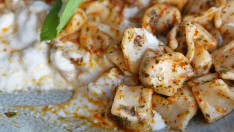 manti turco con salsa de yogur