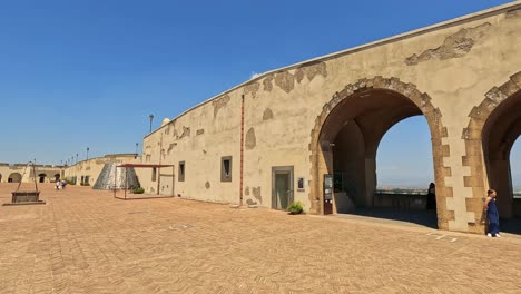 arcos históricos con vistas al impresionante paisaje de nápoles