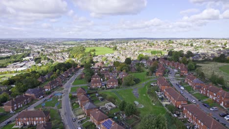 imágenes aéreas de drones de la famosa finca del consejo de dewsbury moore, una típica urbanización propiedad del consejo urbano