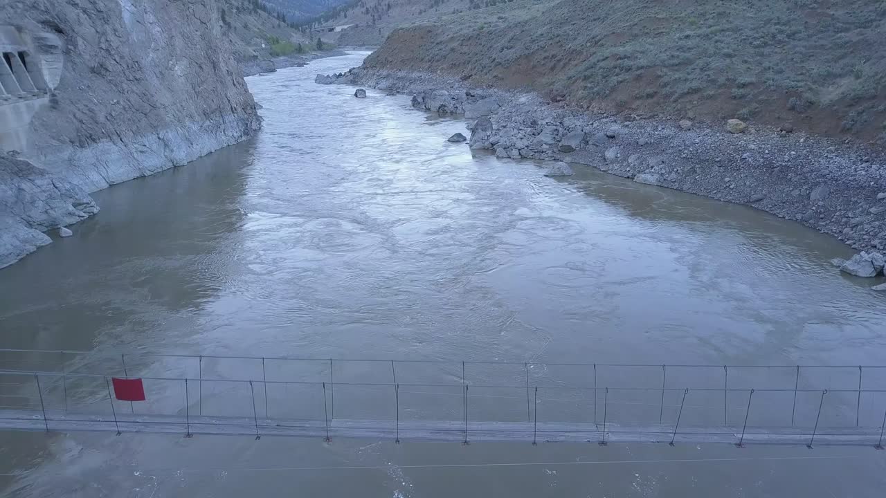 puente peatonal colgante sobre el cañón del río thompson hasta el túnel del ferrocarril