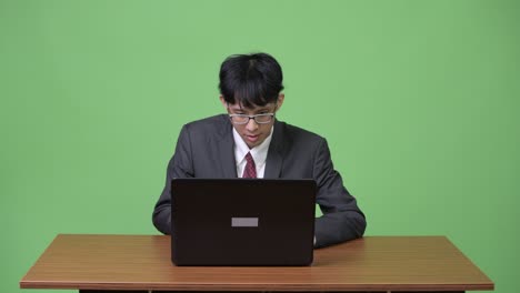 노트북을 사용하는 젊은 아시아 사업가