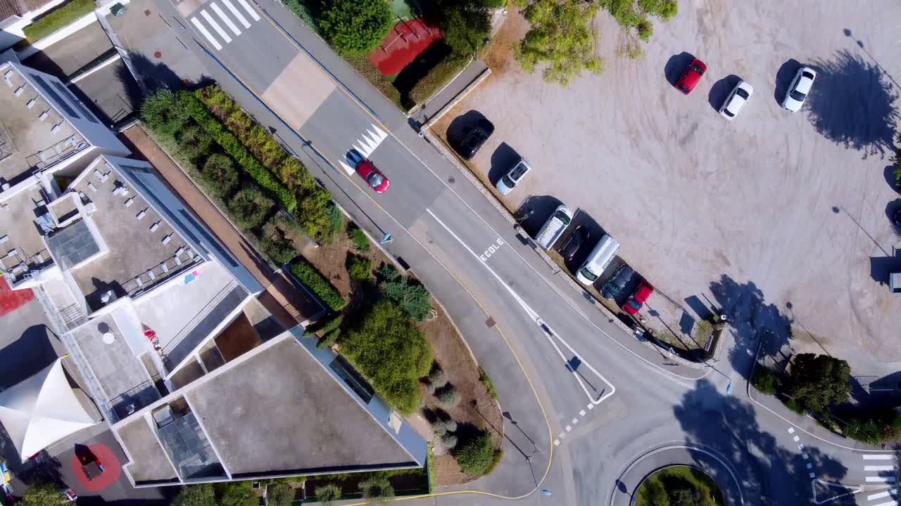 volando sobre zona residencial con carretera, casas, piscinas en carros, sur de francia