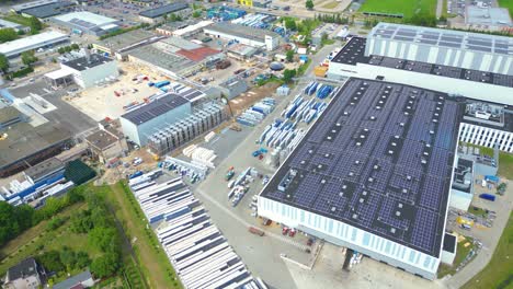 vista aérea de un moderno almacén de almacenamiento con paneles solares en el techo