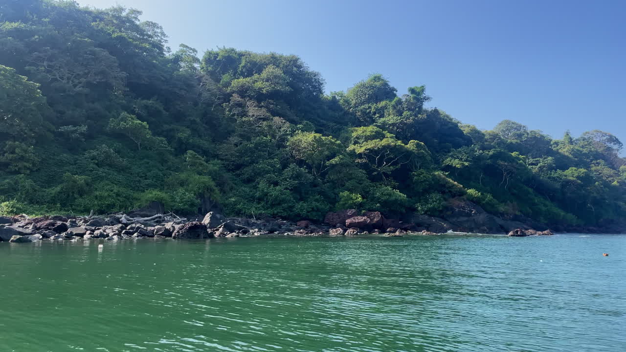 바위 바가와 조용한 파도 고아 인도 4k