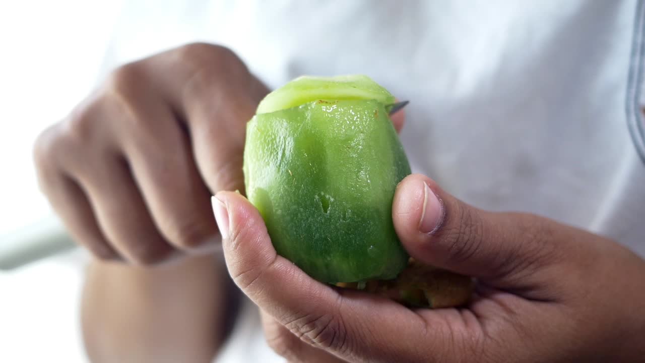 Sbucciare un kiwi