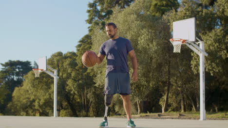 hombre hispano barbudo con pierna protésica jugando a la pelota