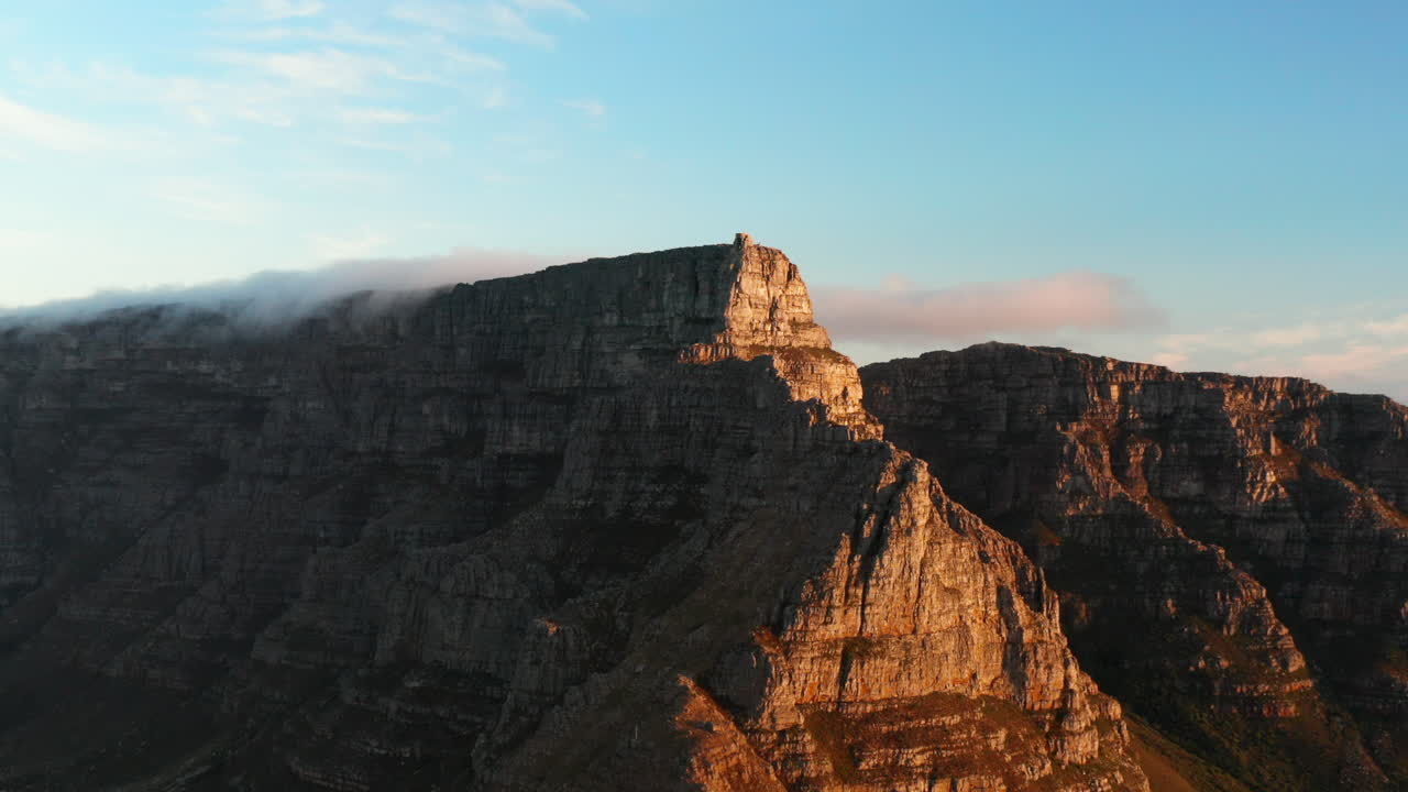 Tramonto aereo sulla stazione della funivia di Table Mountain, Città del Capo, Sudafrica