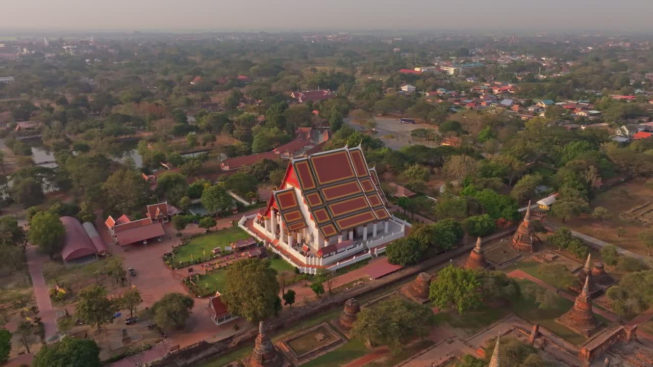 Dronekuva Wihan Phra Mongkhon Bophitista hehkumassa auringonnousussa, Ayutthaya