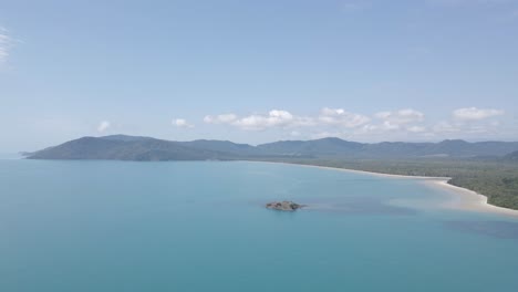 Aerial-View-Of-Thornton-Beach-And-Struck-Island-On-Clear-Blue-Sky-In-QLD,-Australia