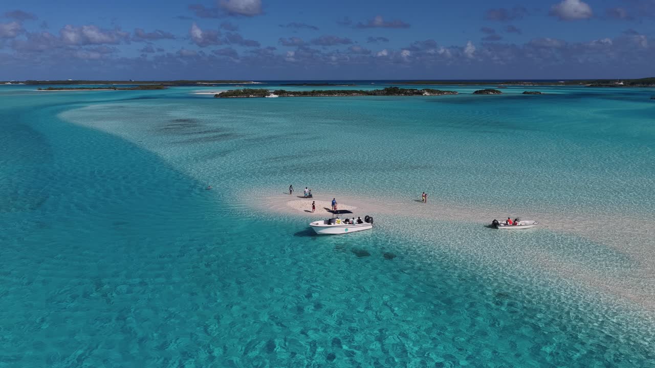 Skyline di Exuma alle isole Exuma a Black Point, Bahamas. Paesaggio sulla spiaggia. Tonalità di acquerello blu. Destinazione turistica. Skyline di Exuma alle isole Exuma a Black Point, Bahamas. Paesaggio marino naturale