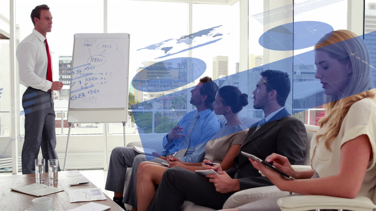 인포그래픽 인터페이스의 애니메이션, 백인 매니저가 동료들에게 화이트보드에서 전략을 설명합니다.