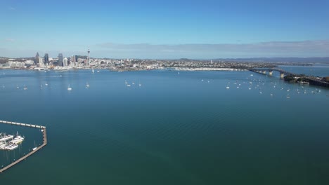 el puente del puerto de auckland y el cbd con la icónica torre del cielo desde el puerto de waitemata en nueva zelanda