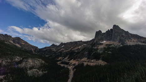 Liberty-Bell-Mountains-Und-Highway-20-Vom-Aussichtspunkt-Am-Washington-Pass-Aus-Gesehen