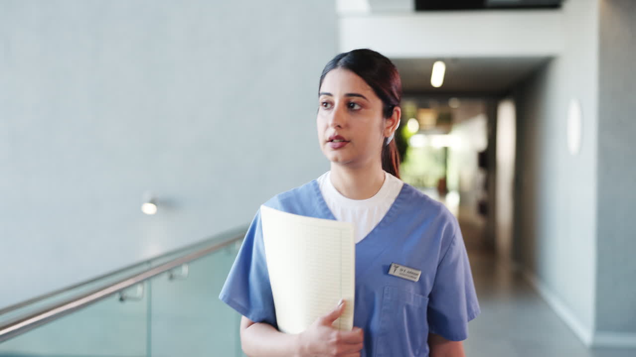 Professioniste sanitarie che discutono e camminano nel corridoio dell'ospedale