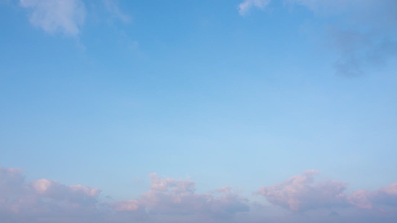 파란색, 보라색, 파스텔색 하늘, 바다 해안에서 수평으로 춤추는 털털한 구름, 스크린 한가운데의 푸른 꿈 같은 은 공간, 봄의 자연빛과 색.