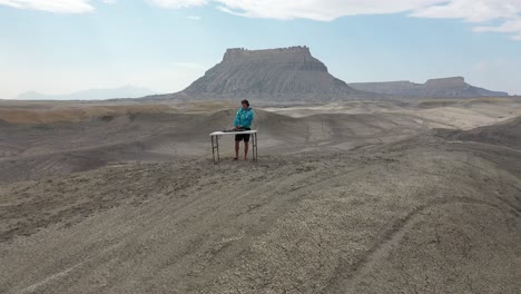 dj tocando música en el paisaje del desierto de utah