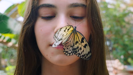 Naturaleza,-Animales-Y-Niña-Con-Mariposa-En-La-Cara.