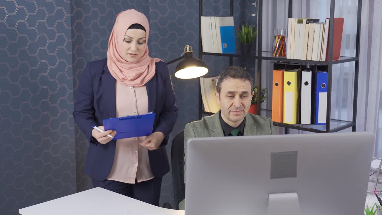 Wanita Muslim berhijab adalah bos dan mengawasi pekerjaan