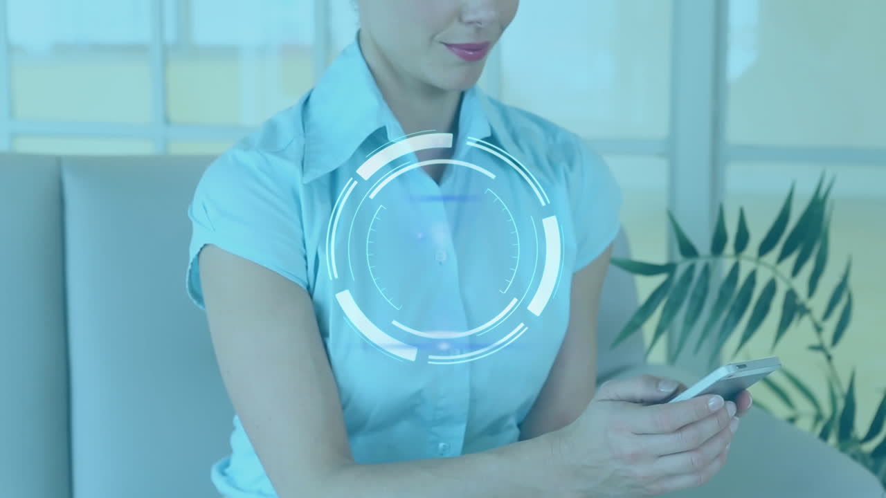 animación del alcance y el procesamiento de datos sobre una mujer de negocios caucásica que usa un teléfono inteligente