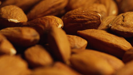 fotografía de cerca de nueces de almendra girando en una mesa giratoria tomada en cámara lenta 1