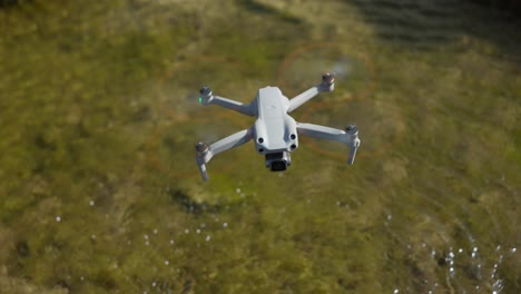 cámara drone volando sobre el río con agua clara