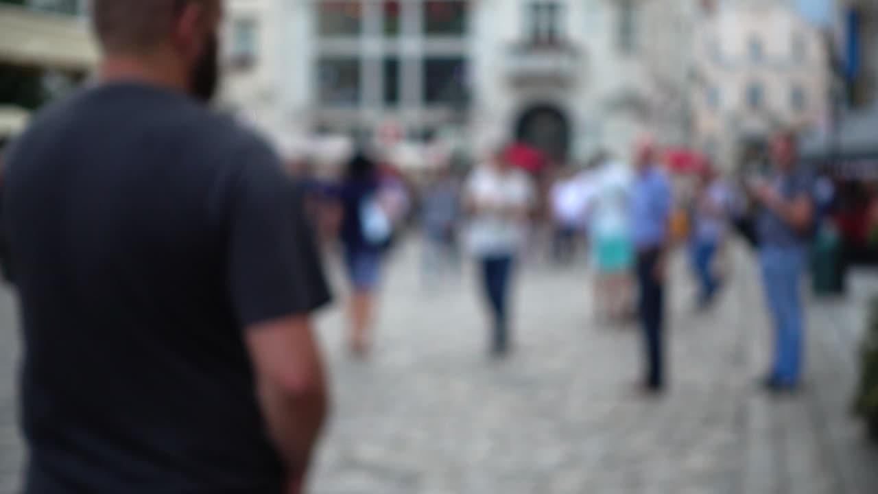 Folle di persone camminano per le strade della città. Sfocato. Rallentatore