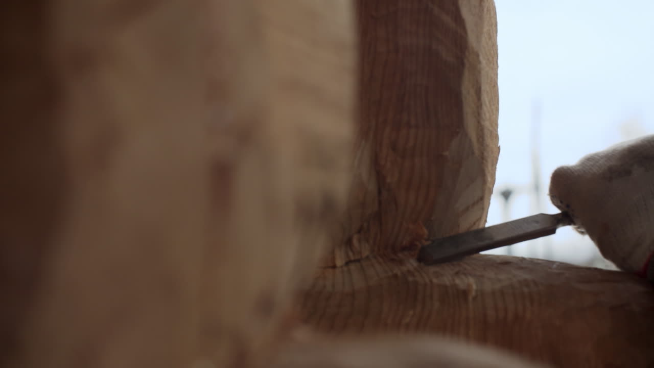 tallado en madera de vigas de cabañas de troncos