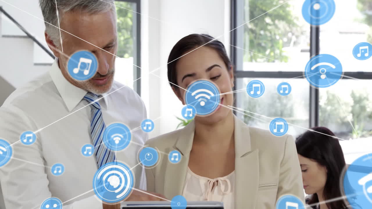 연결 네트워크 및 데이터 처리 애니메이션 사무실의 비즈니스 사람들