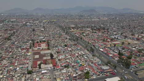 Vista-Aérea-De-Pájaro-De-Los-Tejados-De-Las-Casas-Y-Las-Carreteras-En-El-Barrio-De-Ecatepec.