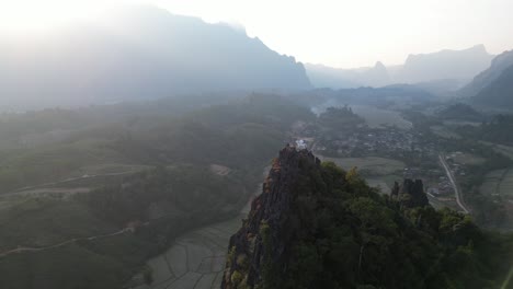 Drohnenaufnahme-Von-Klippen-In-Einem-Gebirgstal-In-Vang-Vieng,-Der-Abenteuerhauptstadt-Von-Laos